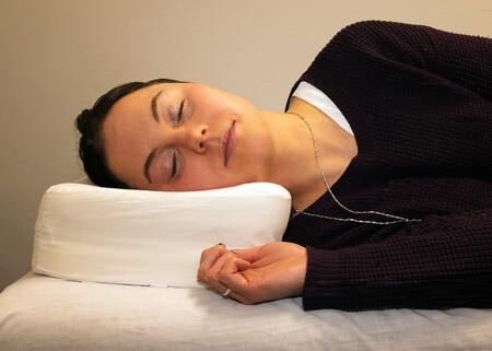 A woman sleeping on a Therapeutica Custom Orthopedic Pillow.